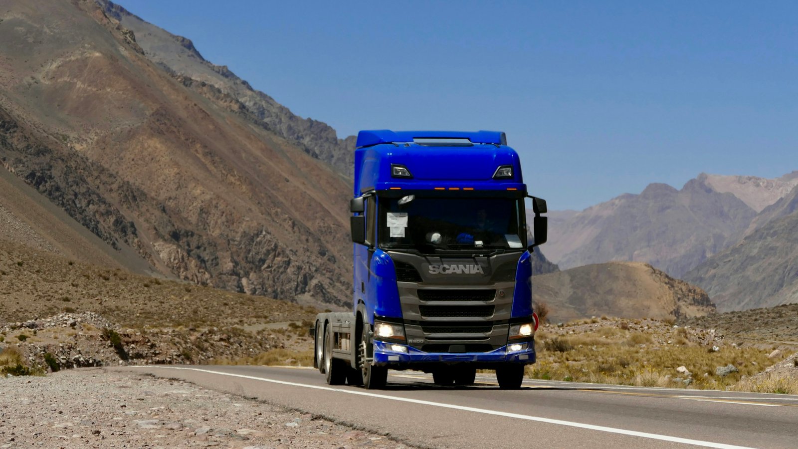 Μπλε τράκτορας Scania σε ορεινό δρόμο, ενδεικτική φωτογραφία